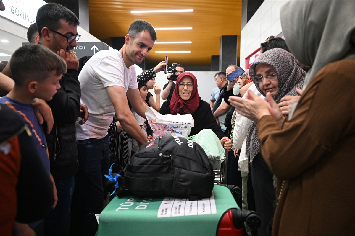 Kutsal topraklarda hac ibadetini tamamlayan hacıların bazıları Kayseri'ye döndü. Hacıları Kayseri...