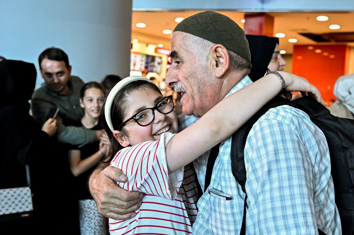 Kutsal topraklarda hac ibadetini tamamlayan hacıların yurda dönüşleri başladı. İstanbul'a gelen...