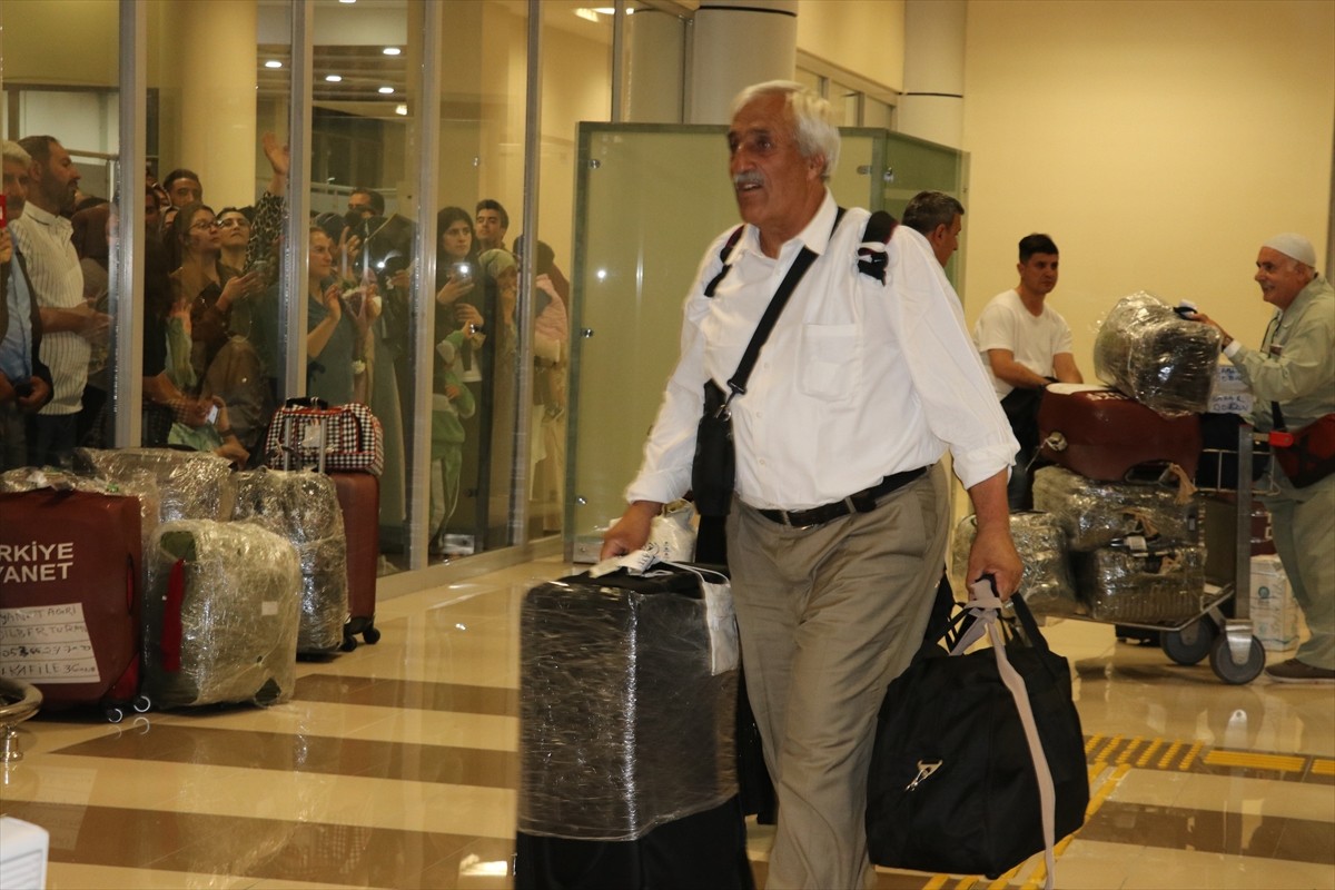 Kutsal topraklardaki hac ibadetlerini tamamlayarak uçakla direkt Ağrı'ya gelen hacılar...
