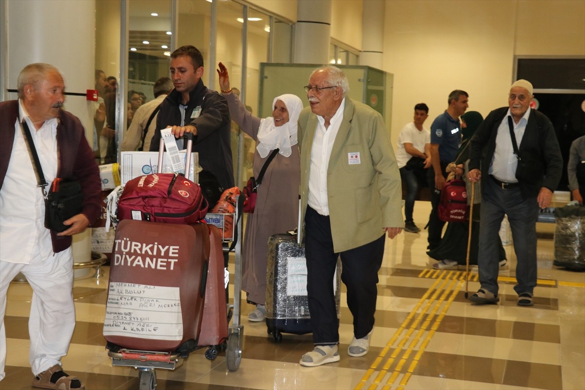 Kutsal topraklardaki hac ibadetlerini tamamlayarak uçakla direkt Ağrı'ya gelen hacılar...