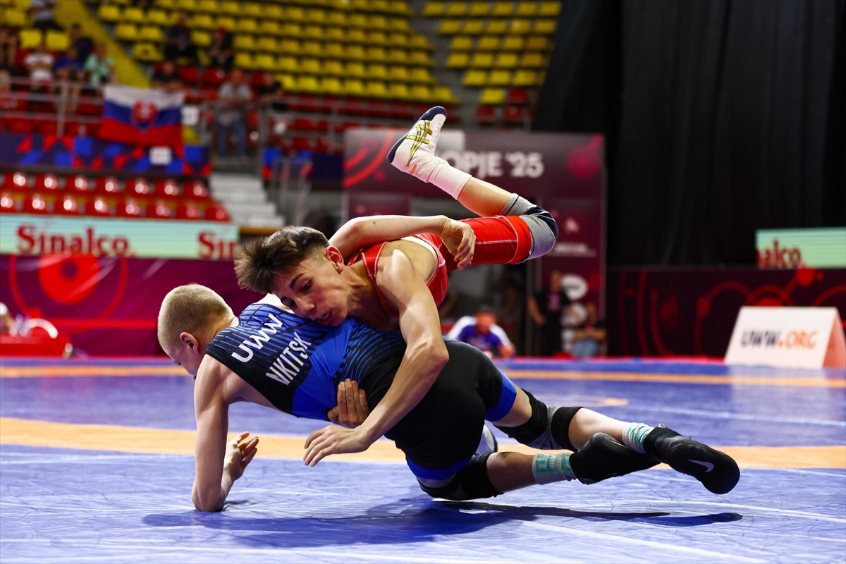 Kuzey Makedonya'da düzenlenen 17 Yaş Altı Avrupa Güreş Şampiyonası'nda milli sporcular, 3 bronz...