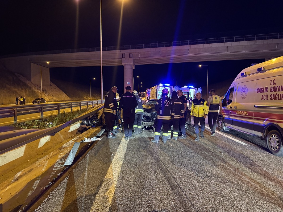 Kuzey Marmara Otoyolu'nda 3 aracın karıştığı kazada 4'ü çocuk 12 kişi yaralandı.