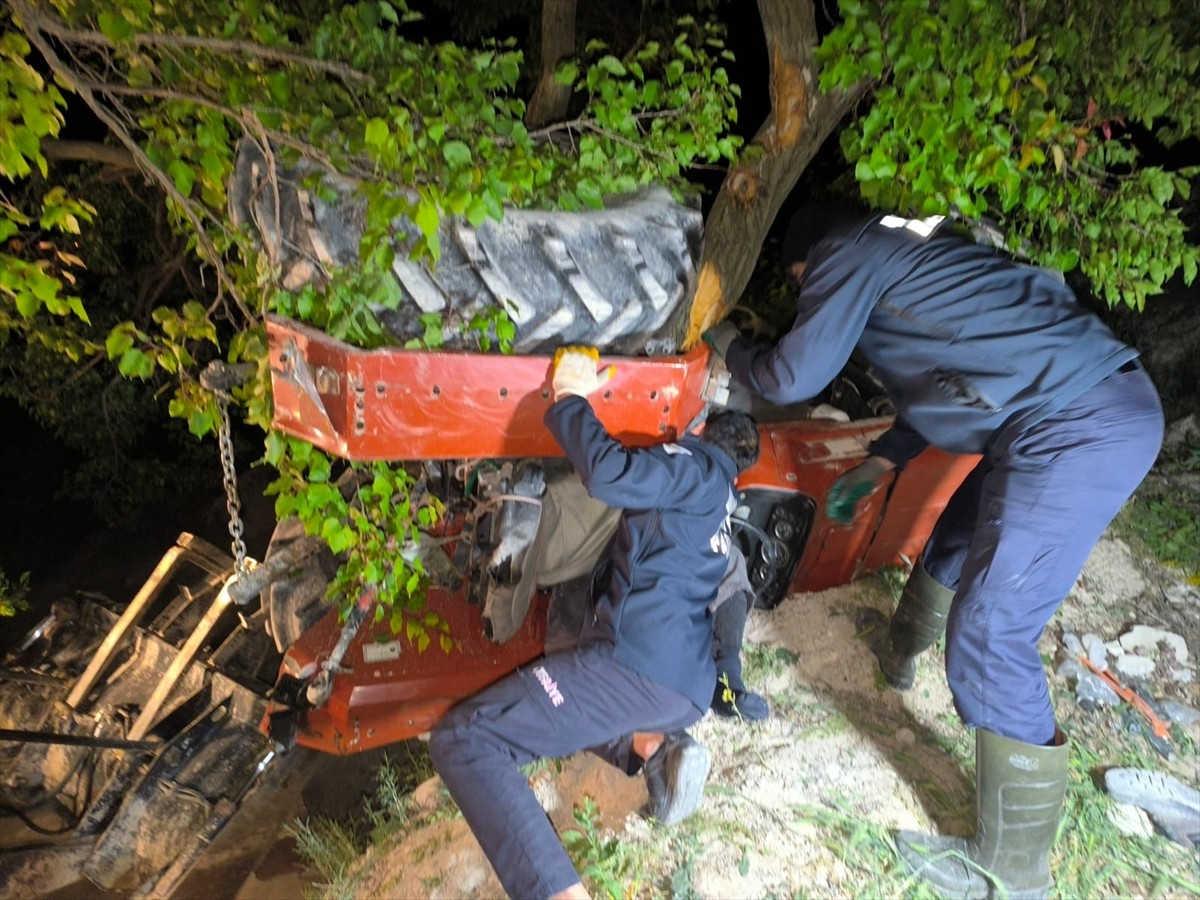 Malatya'nın Hekimhan ilçesinde devrilen traktörün sürücüsü hayatını kaybetti.