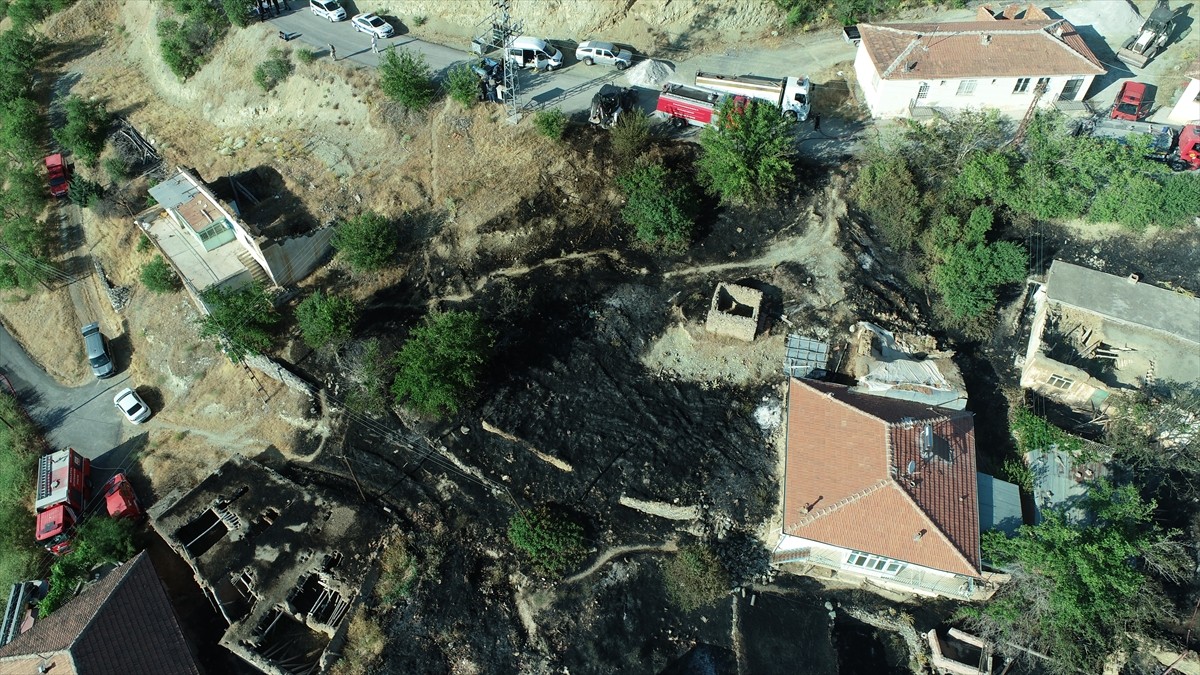 Malatya'nın Kale ilçesinde otluk alanda çıkan ve 2 evin kullanılamaz hale gelmesine neden olan...