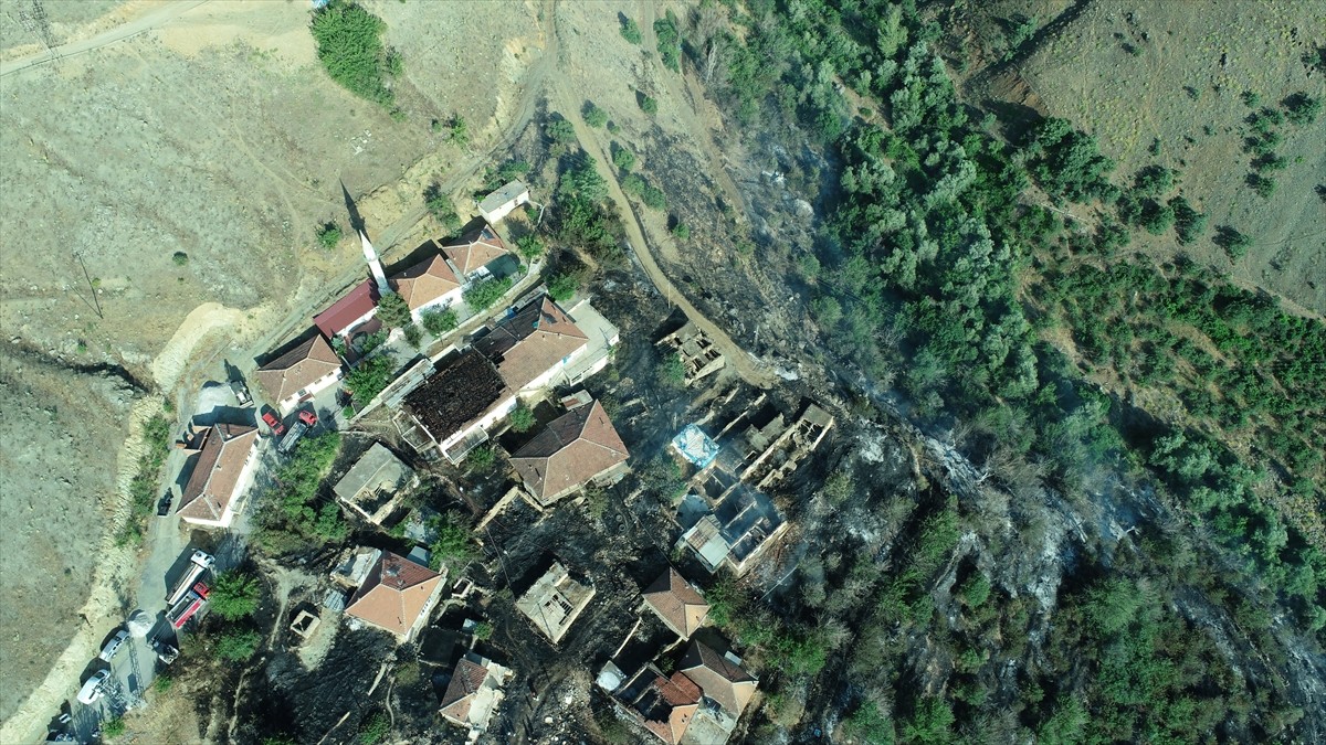 Malatya'nın Kale ilçesinde otluk alanda çıkan ve 2 evin kullanılamaz hale gelmesine neden olan...
