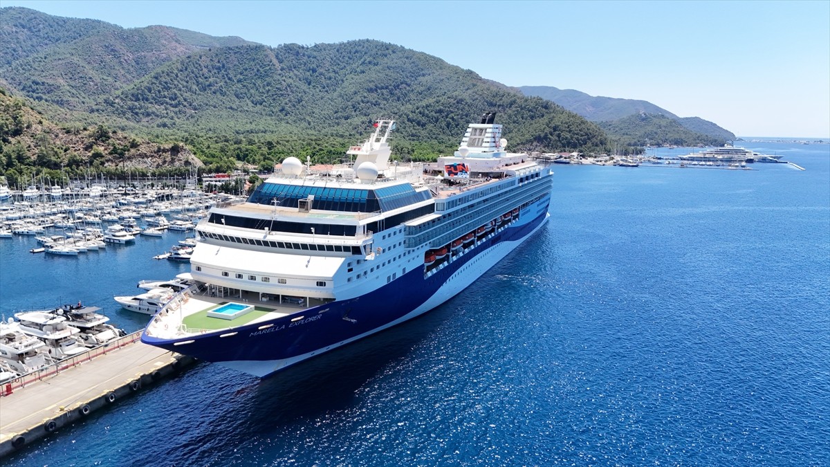 Malta bayraklı kruvaziyer "Marella Explorer", 1896 yolcusuyla Muğla'nın Marmaris ilçesine geldi....