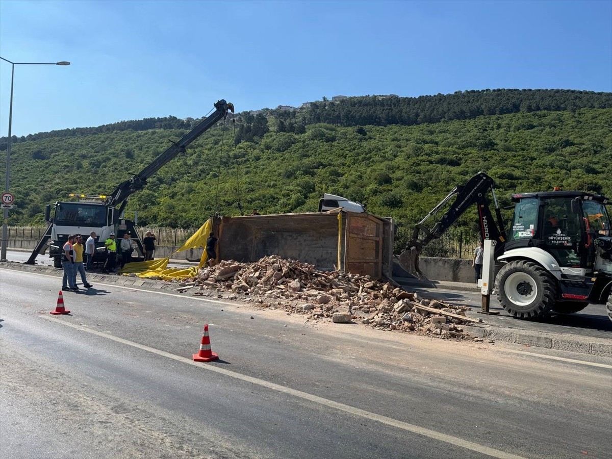 Maltepe'de hafriyat kamyonunun damperinin devrilmesi sonucu yol trafiğe kapatıldı.