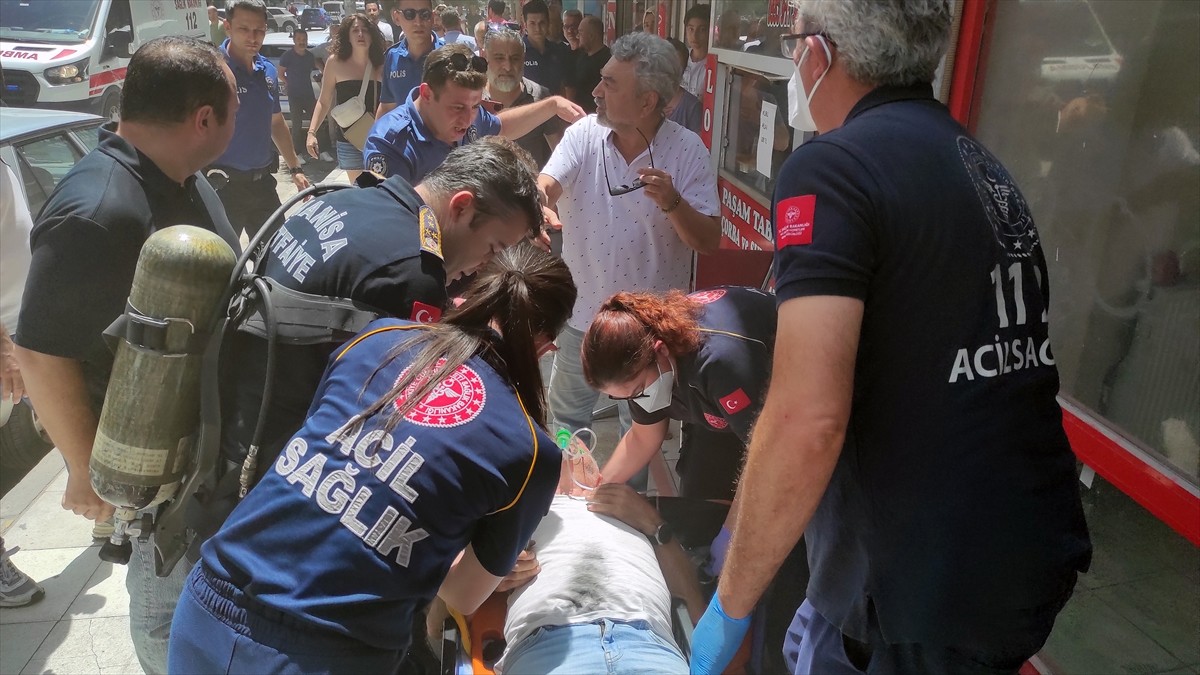 Manisa'nın Şehzadeler ilçesinde bir apartmanın asansör motorunda çıkan yangında, 65 yaşındaki...