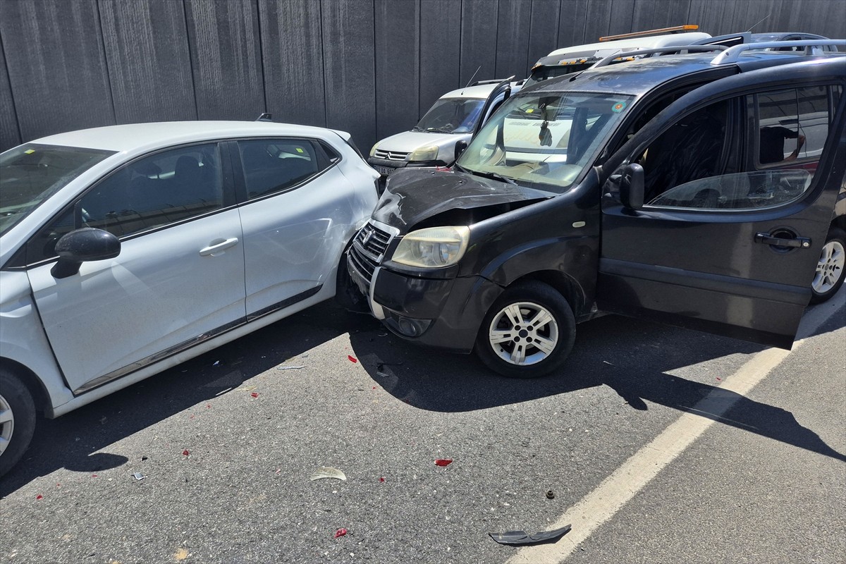 Manisa'nın Turgutlu ilçesinde 4 aracın karıştığı zincirleme trafik kazasında 2'si çocuk 7 kişi...