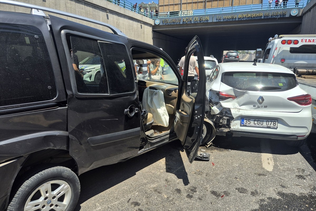 Manisa'nın Turgutlu ilçesinde 4 aracın karıştığı zincirleme trafik kazasında 2'si çocuk 7 kişi...