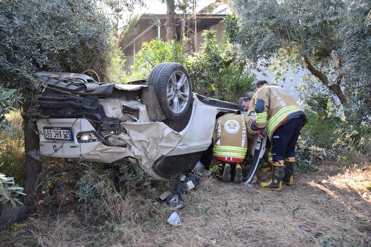Manisa'nın Turgutlu ilçesinde kontrolden çıkıp iş yerinin bahçe duvarına çarptıktan sonra takla...