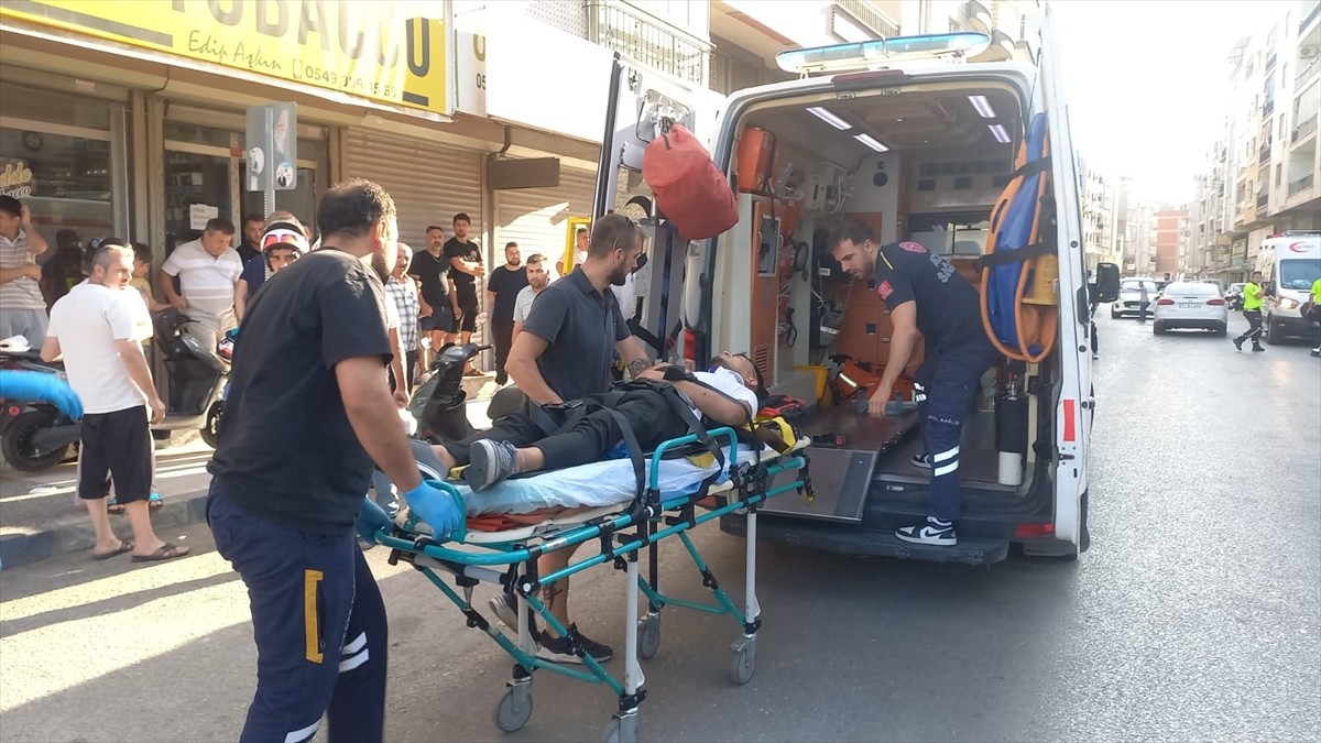 Manisa'nın Yunusemre ilçesinde otomobilin iki motosiklete çarpması sonucu 2'si ağır 4 kişi...