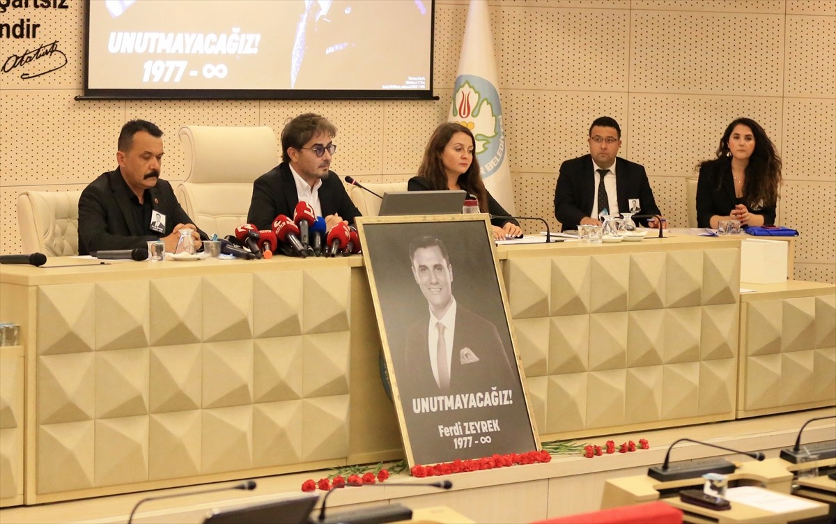 Manisa Büyükşehir Belediyesi Meclisi, Başkanvekili Ahmet Anıl Ceylan (ortada) başkanlığında...