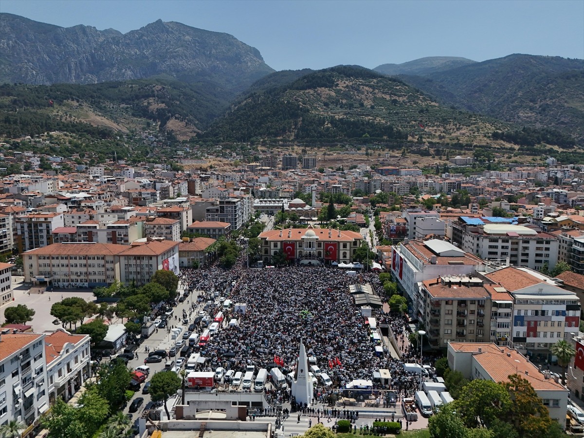 Manisa Celal Bayar Üniversitesi Hafsa Sultan Hastanesi'nde dün hayatını kaybeden Manisa Büyükşehir...