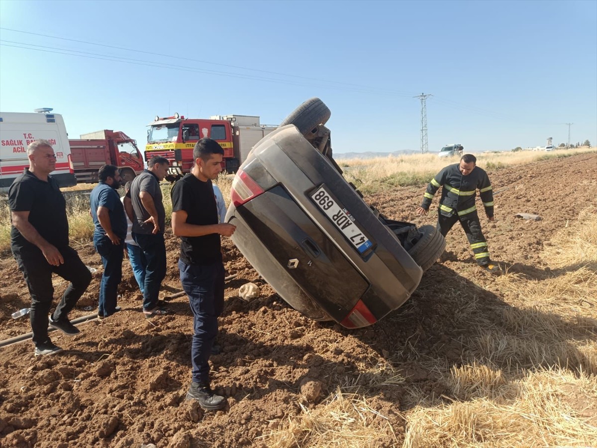 Mardin'in Kızıltepe ilçesinde otomobilin tarlaya devrilmesi sonucu baba ve kızı yaralandı. Kaza...