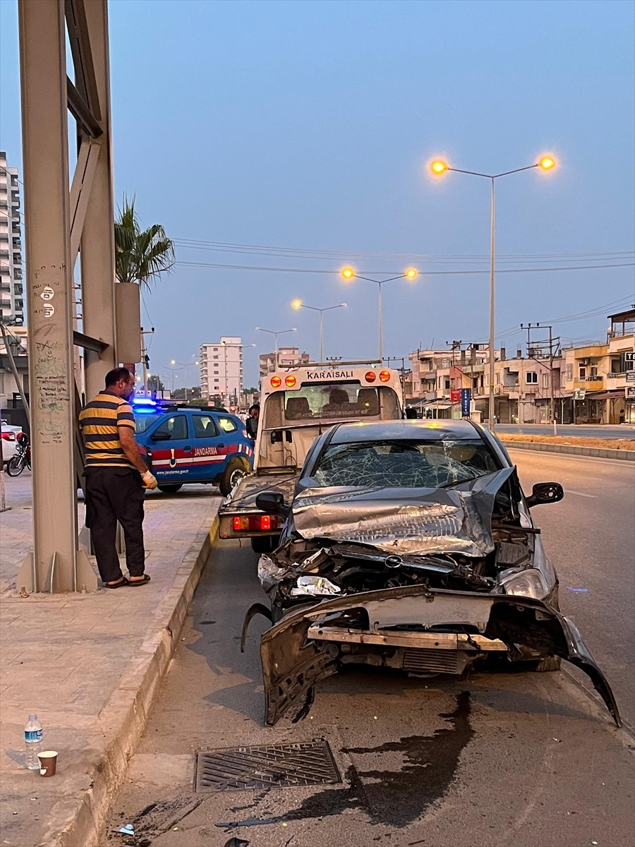 Mersin'de üst geçide çarpan otomobildeki 6 kişi hastaneye kaldırıldı.