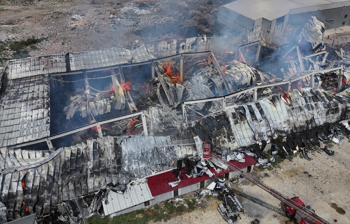 Mersin'in merkez Akdeniz ilçesindeki bir pamuk deposunda çıkan yangın, ekiplerce kontrol altına...
