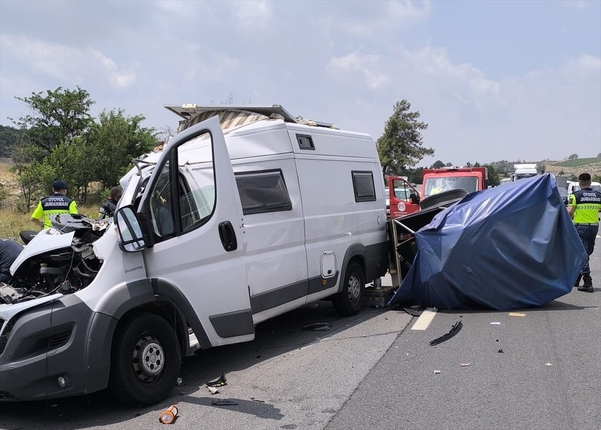 Mersin'in Tarsus ilçesinde karavanın tıra arkadan çarpması sonucu 1 kişi öldü, 1 kişi...