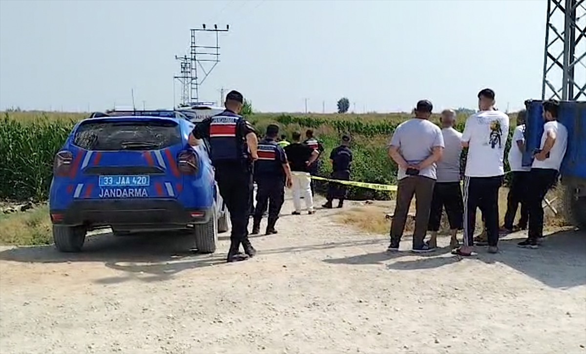 Mersin'in Tarsus ilçesinde, kayıp olarak aranan kişinin cesedi sulama kanalında bulundu.