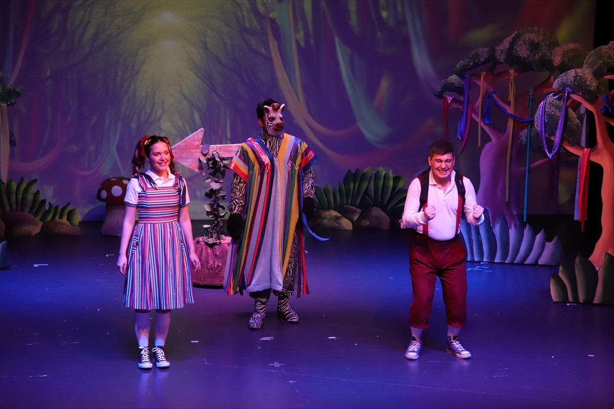 Metin Bayram'ın yazıp sahneye koyduğu tek perdelik çocuk oyunu, Samsun Kültür Yolu Festivali...