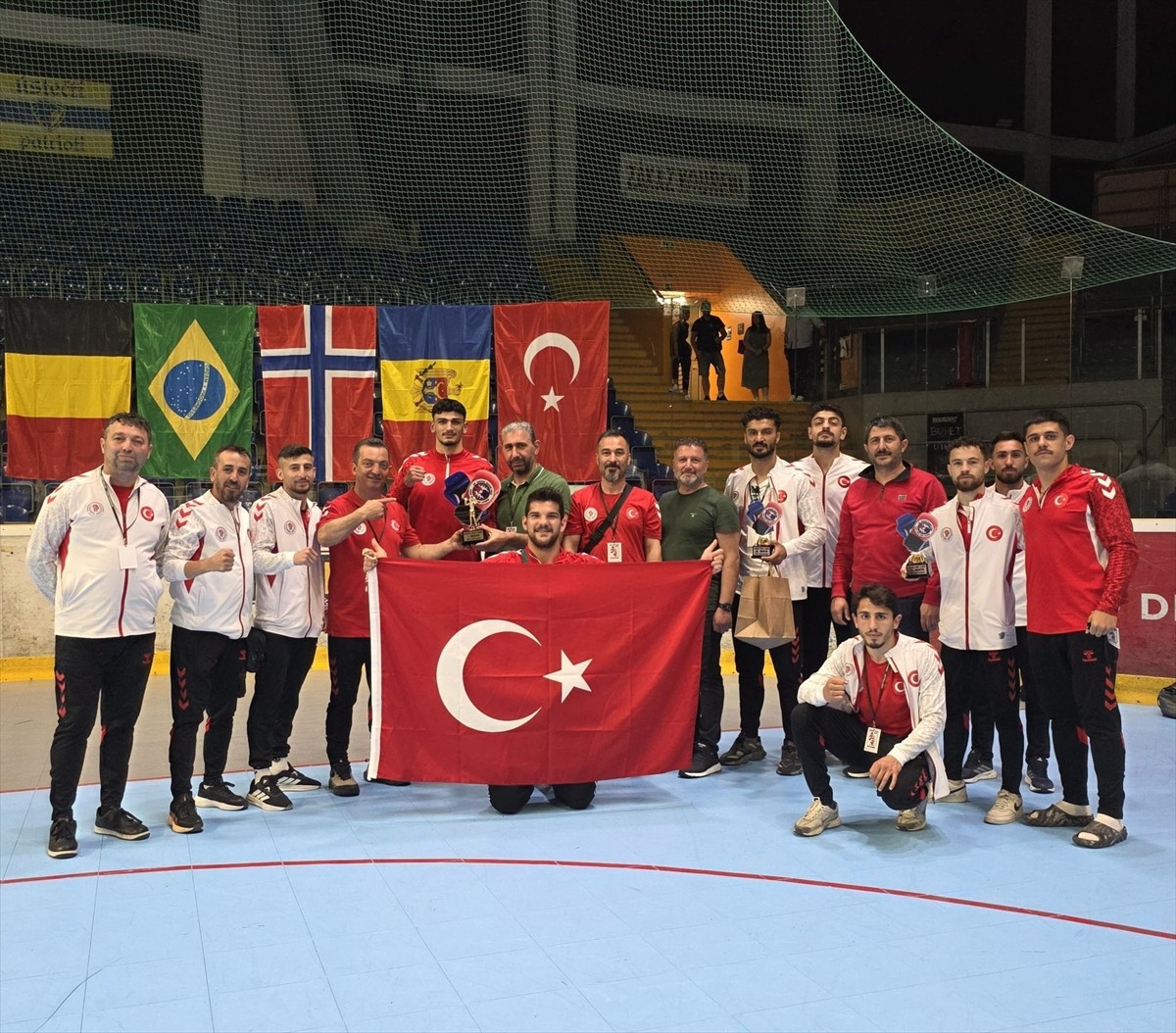 Milli boksörler, Çekya'da düzenlenen Dünya Boks Grand Prix'inde 1 altın ve 2 bronz madalya elde...