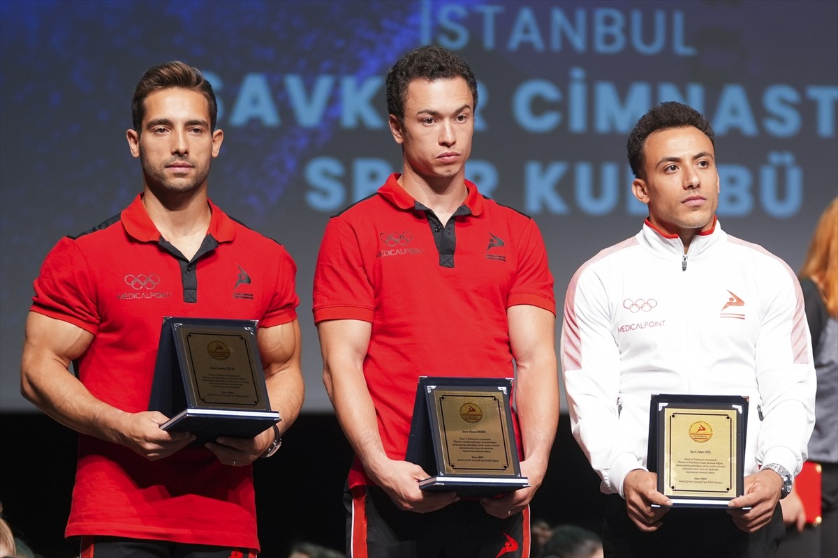 Milli cimnastikçiler Adem Asil (sağda) İbrahim Çolak (solda) ve Ahmet Önder (ortada), bu yılki...