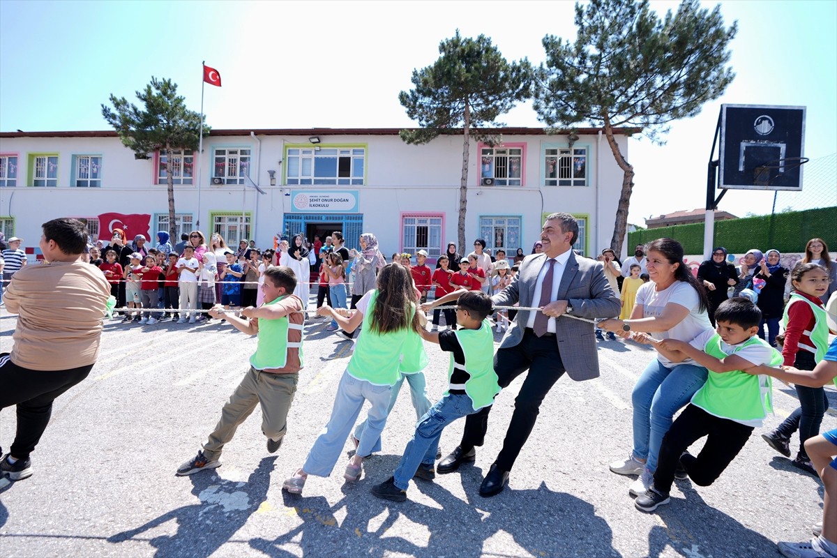 Milli Eğitim Bakanı Yusuf Tekin, Ankara'da Şehit Onur Doğan İlkokulu'ndaki "dönem sonu faaliyet...