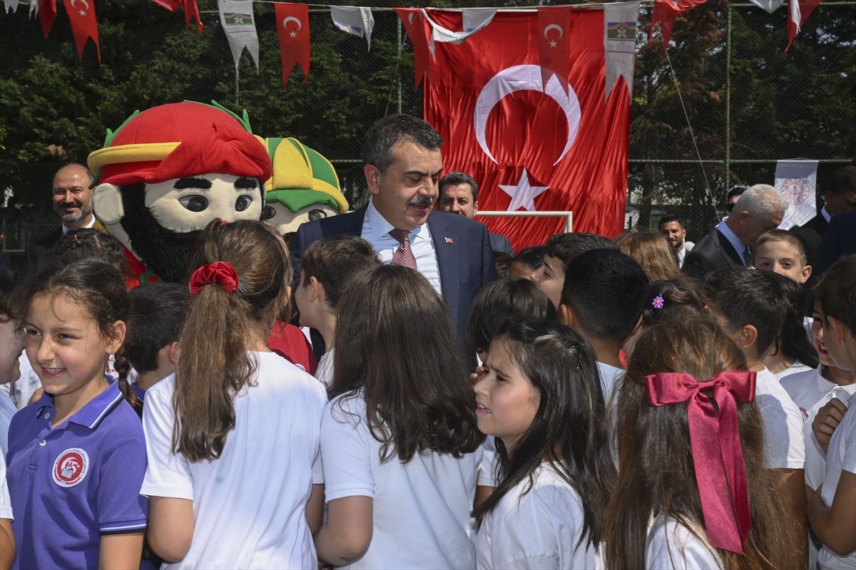 Milli Eğitim Bakanı Yusuf Tekin, Bahçelievler'deki 15 Temmuz Şehitleri İlkokulu'nda öğrencilere...