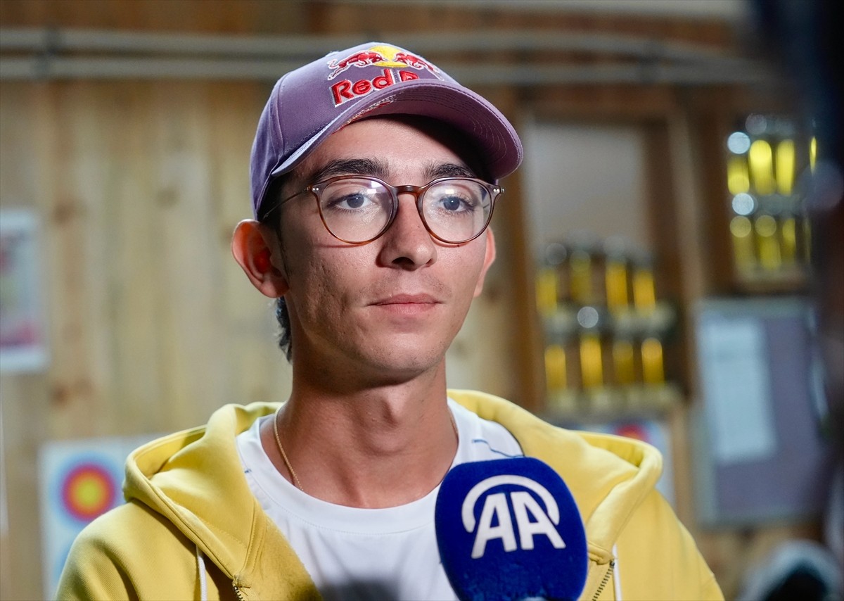Milli okçu Mete Gazoz, sezonun geride kalan bölümü, e-spor tutkusu ve yetiştiği atölye hakkında AA...