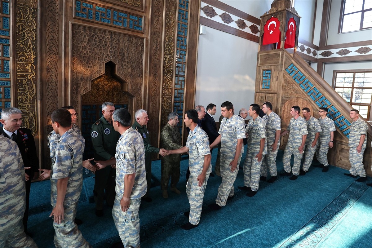 Milli Savunma Bakanı Yaşar Güler, Kütahya'da konuşlu Hava Er Eğitim Tugay Komutanlığı'nı ziyaret...