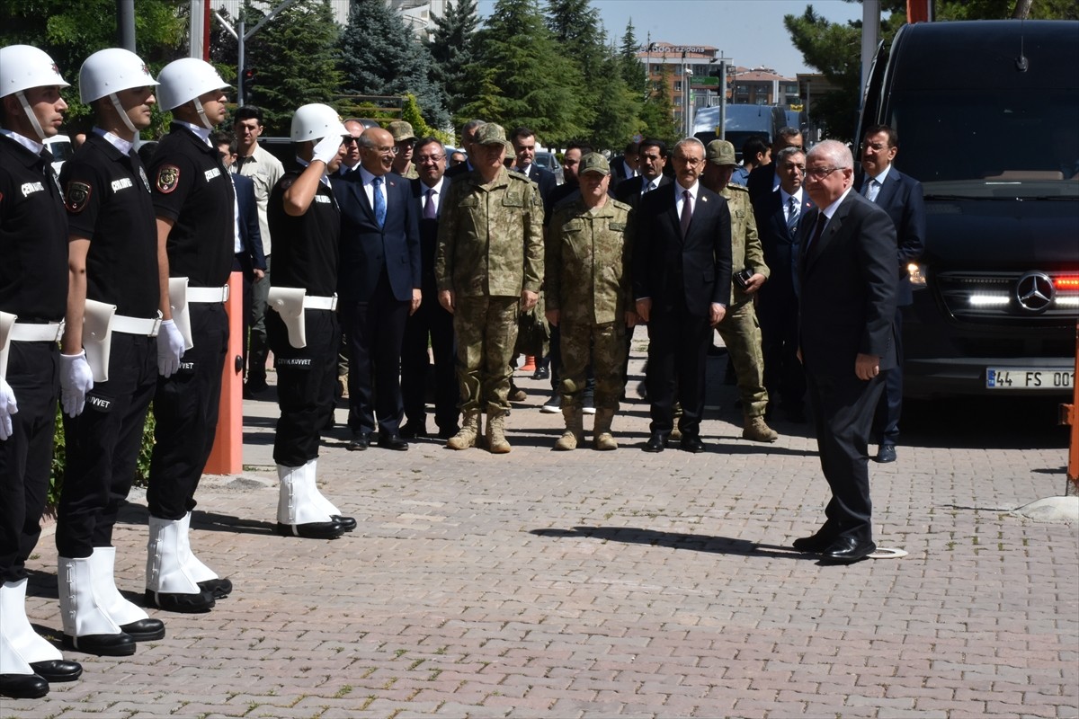 Milli Savunma Bakanı Yaşar Güler (sağda), 2. Ordu Komutanlığında inceleme ve denetlemelerde...