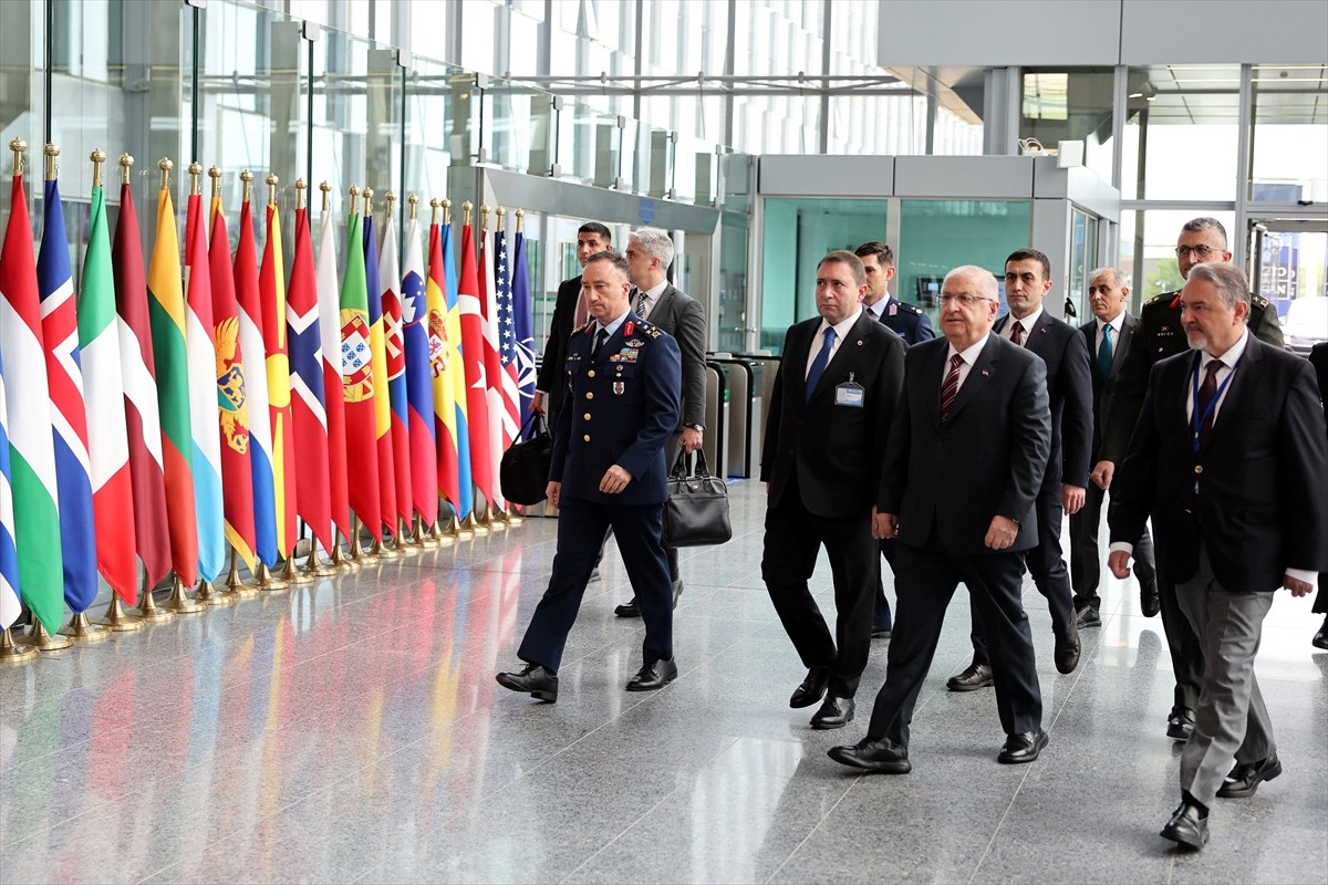 Milli Savunma Bakanı Yaşar Güler, Türkiye'nin, Brüksel'deki NATO Daimi Temsilciliği'ni ziyaret...