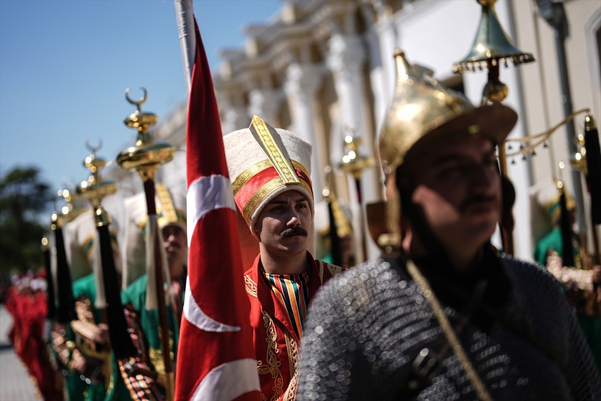 Milli Savunma Bakanlığı Mehteran Birliği, sevilen tarihi marşları Yıldız Sarayı'nda seslendirdi....