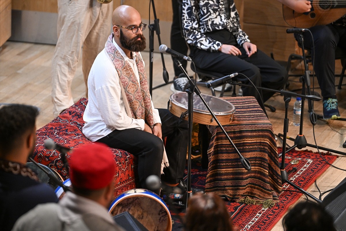 Moritanya asıllı Türk sanatçı Abdullah Kaymak (fotoğrafta), başkentte müzikseverlerle bir araya...