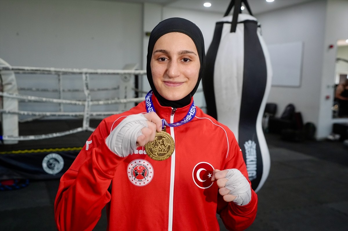 Muaythai 2025 Büyük Kadınlar Dünya Şampiyonası elit klas 51 kiloda şampiyon olan 18 yaşındaki...