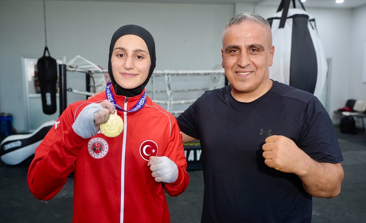 Muaythai 2025 Büyük Kadınlar Dünya Şampiyonası elit klas 51 kiloda şampiyon olan 18 yaşındaki...