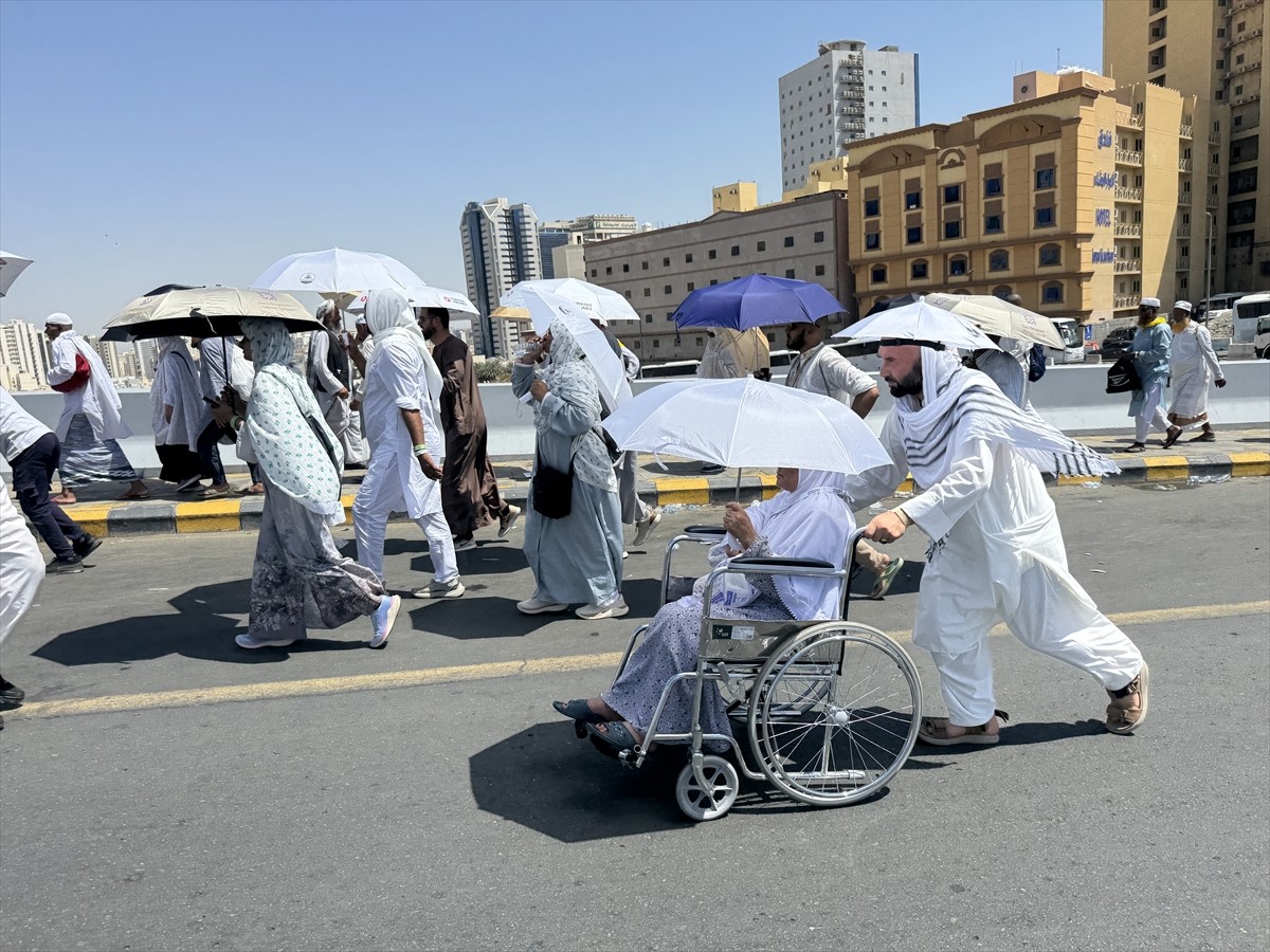 Mübarek topraklarda hac görevini yerine getiren yüz binlerce hacı, Kurban Bayramı'nın üçüncü...