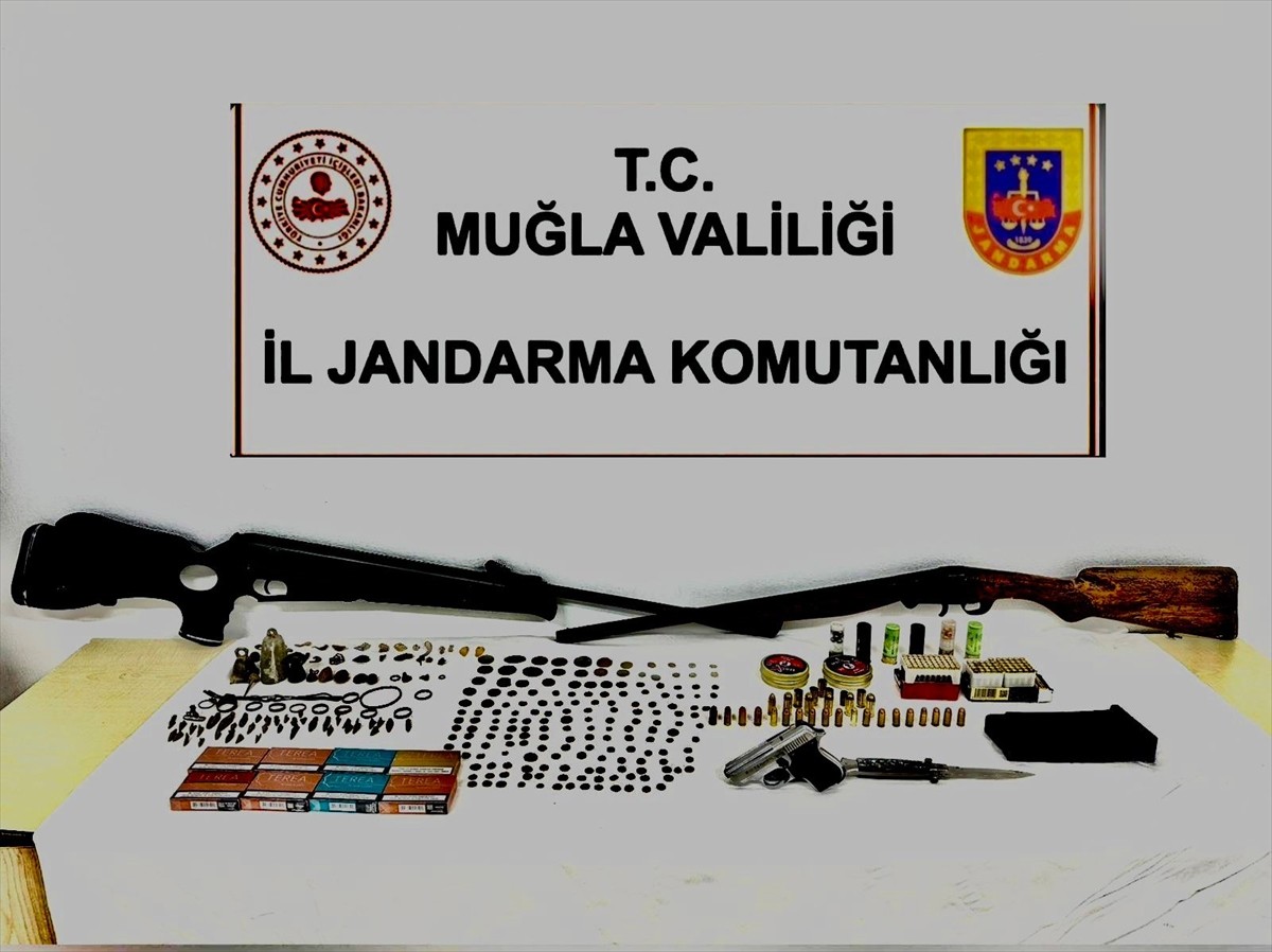 Muğla'da tarihi eser kaçakçılığı operasyonunda 2 şüpheli gözaltına alındı. Ula İlçesi Yeşilova...