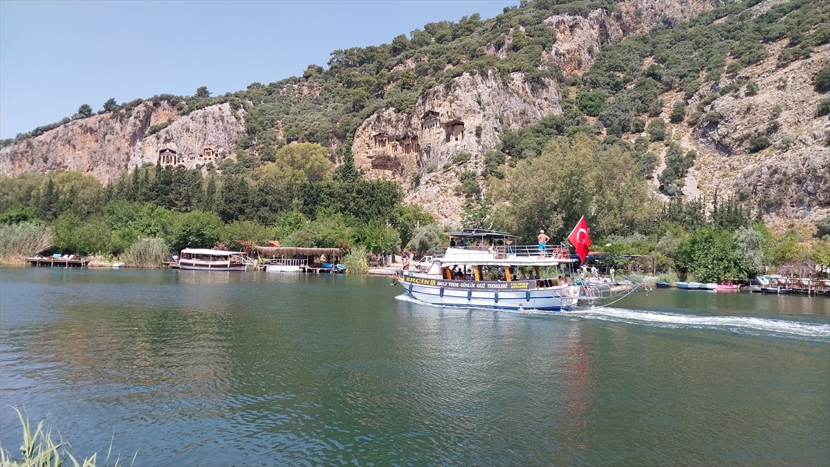Muğla'daki Dalyan Kanalı'nda 500 tur teknesinden yarısının 2026 yılı sonuna kadar elektrikliye...