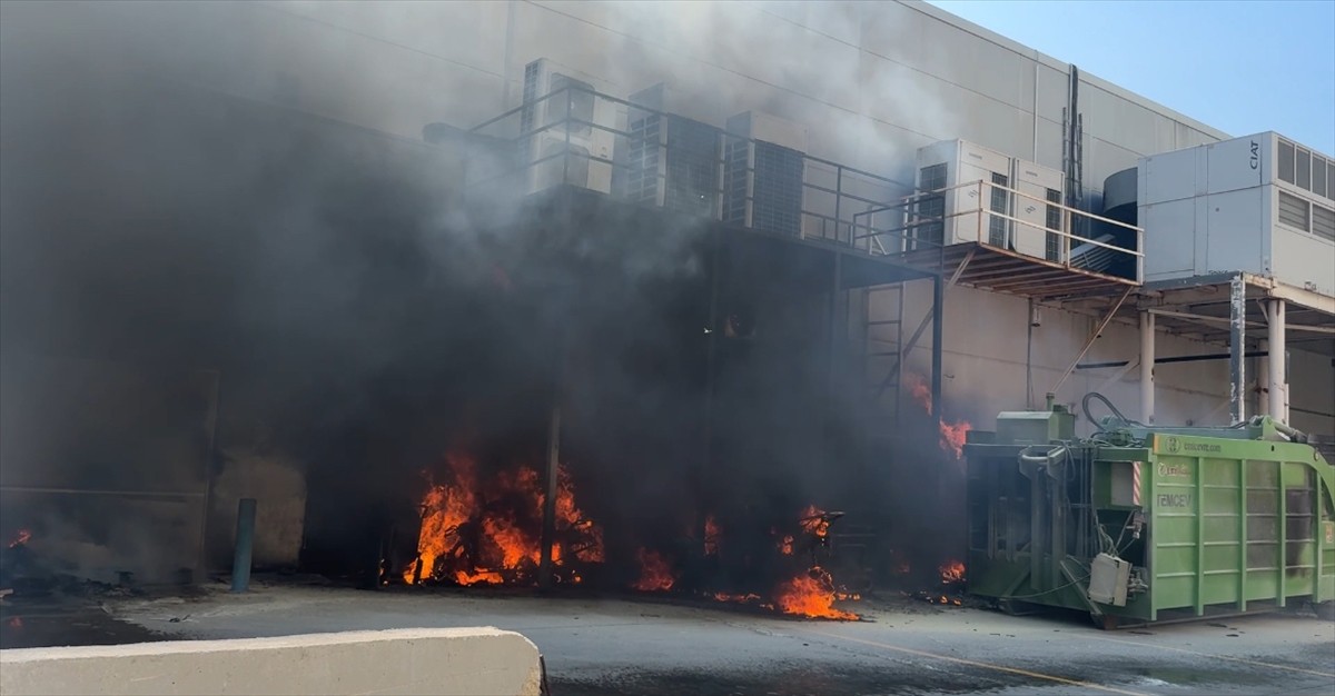 Muğla'nın Bodrum ilçesinde bir AVM'nin geri dönüşüm alanında çıkan yangın itfaiye ekiplerince...