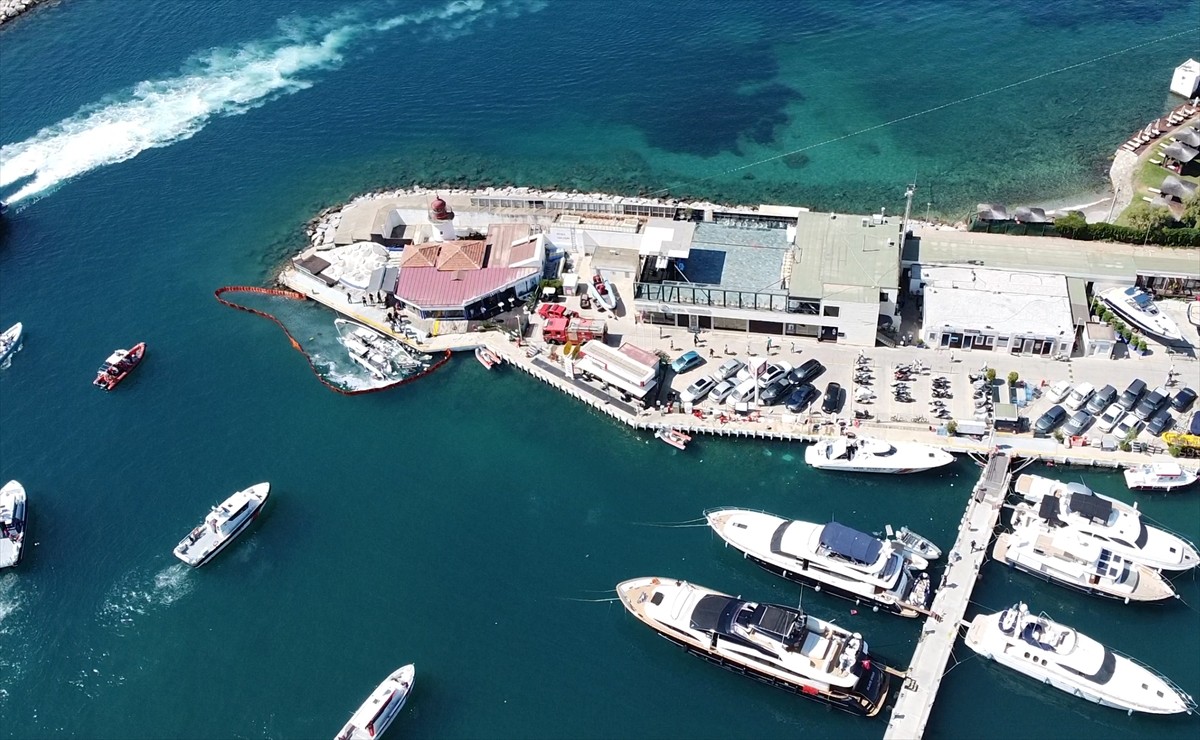 Muğla'nın Bodrum ilçesinde bir teknede meydana gelen patlama sonucu ilk belirlemelere göre 3 kişi...