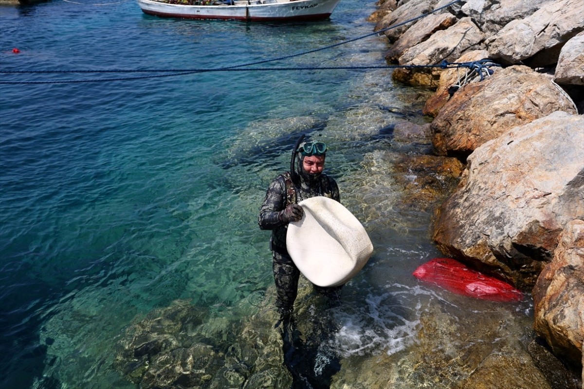 Muğla'nın Bodrum ilçesinde düzenlenen etkinlikte dalgıçlar, deniz dibindeki atıkları çıkardı....
