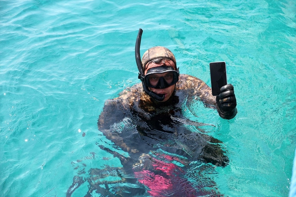 Muğla'nın Bodrum ilçesinde düzenlenen etkinlikte dalgıçlar, deniz dibindeki atıkları çıkardı....