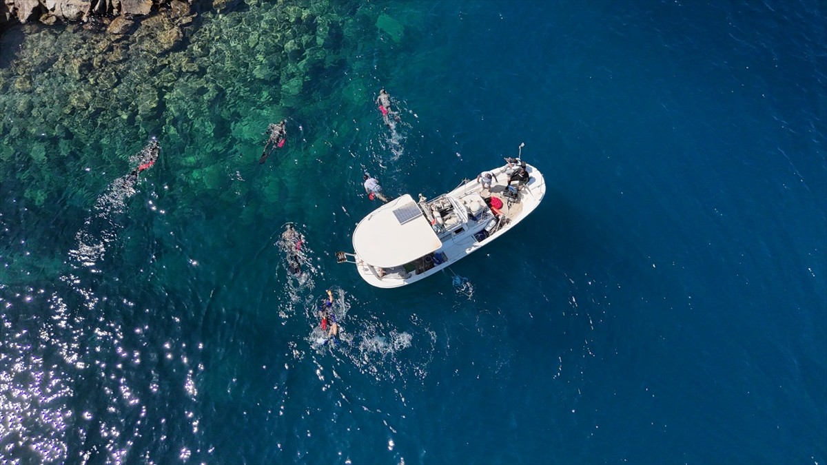 Muğla'nın Bodrum ilçesinde gönüllü dalgıçlarla yapılan deniz dibi temizliğinde 161 kilogram atık...