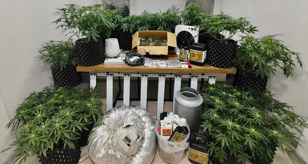 Muğla'nın Bodrum ilçesinde iklimlendirme sistemiyle uyuşturucu üreten 2 zanlıdan biri tutuklandı....