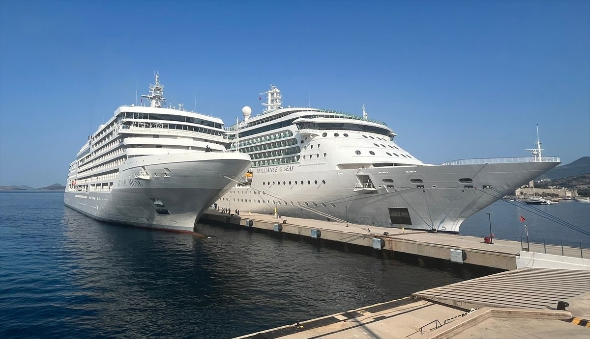 Muğla'nın Bodrum ilçesine "Brilliance of the Seas" ve "Silver Muse" kruvaziyerleriyle 2 bin 935...