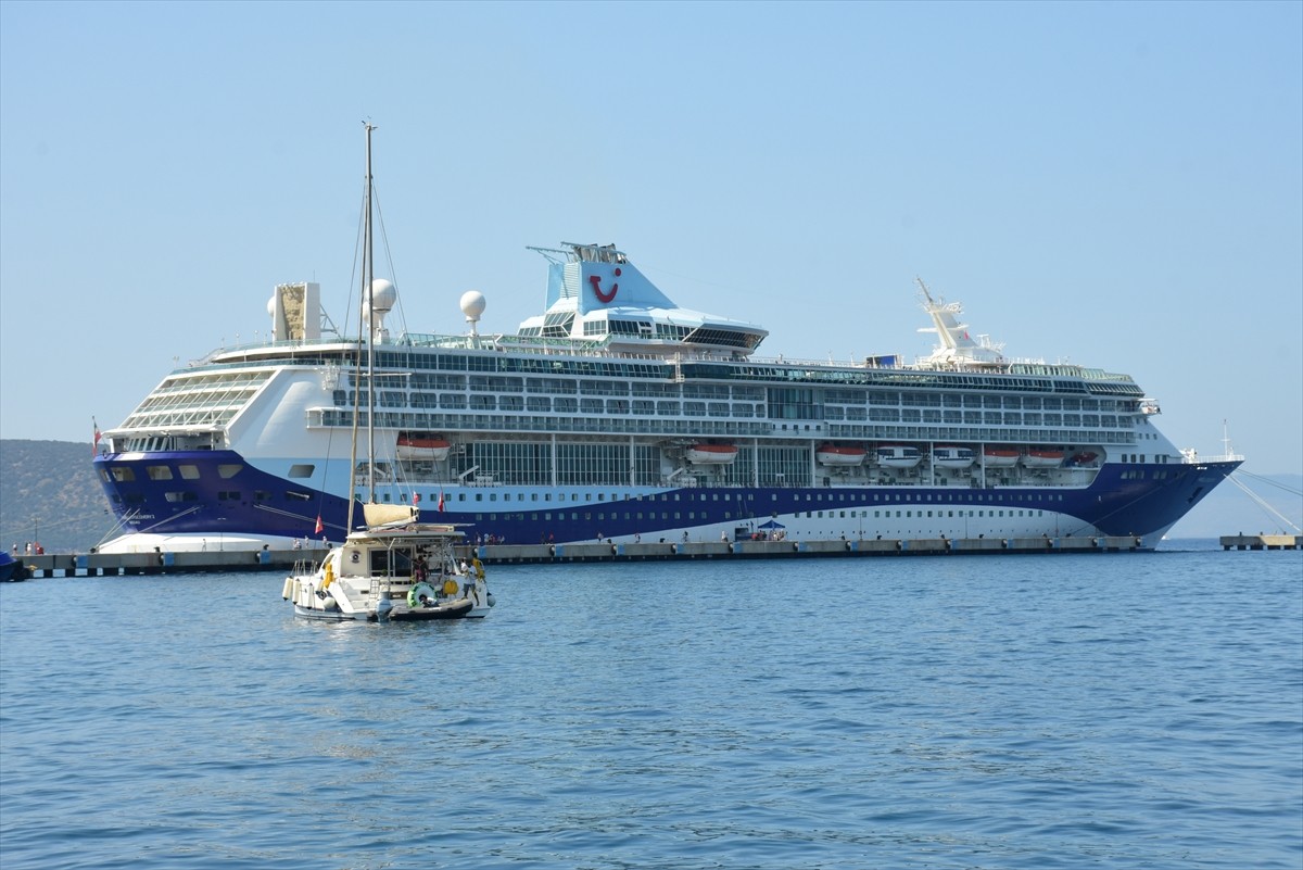 Muğla'nın Bodrum ilçesine, "Marella Discovery 2" kruvaziyeri 1708 yolcu getirdi. Bahamalar...