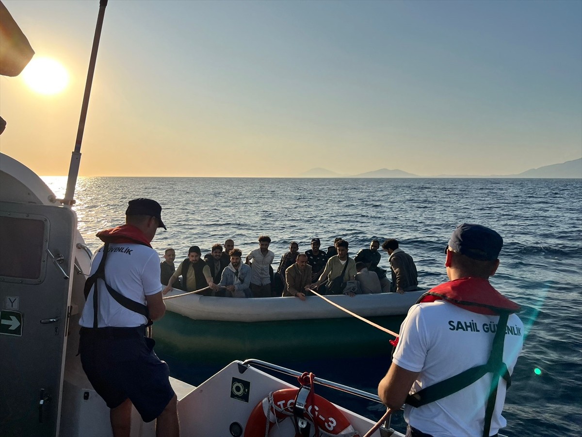 Muğla'nın Datça ilçesi açıklarında sürüklenen lastik bottaki 14 düzensiz göçmen kurtarıldı....