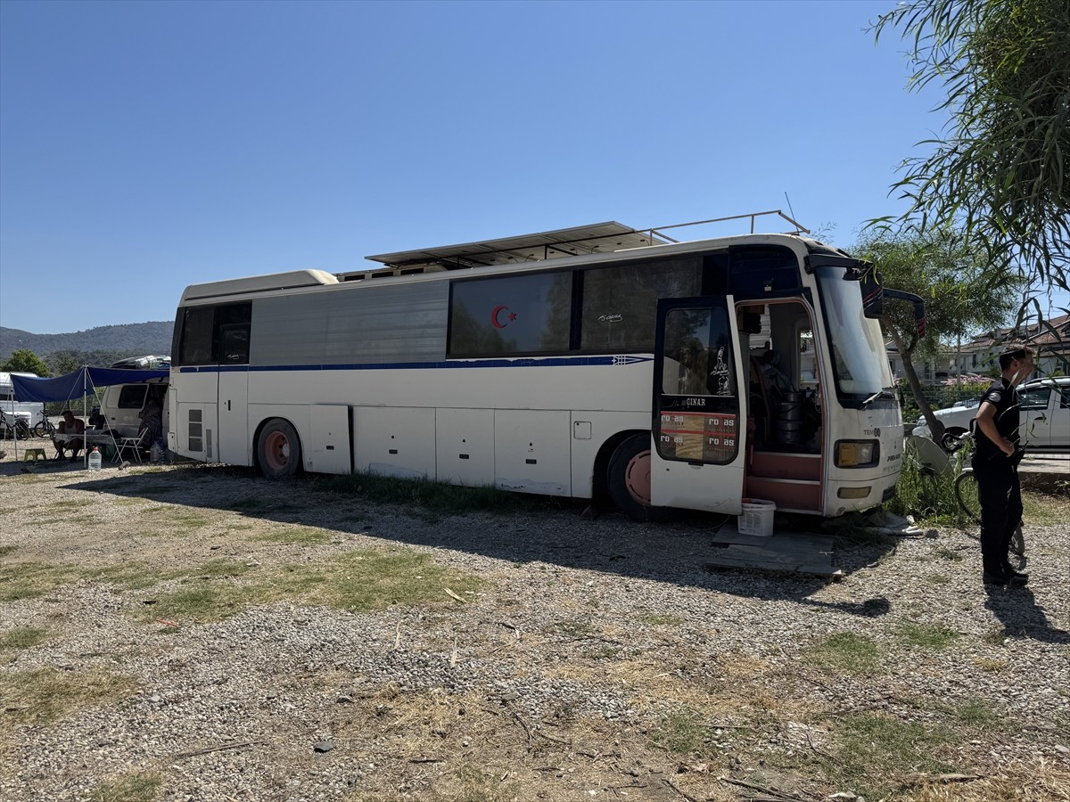 Muğla'nın Fethiye ilçesinde bir kişi ev olarak kullandığı otobüste ölü bulundu.  