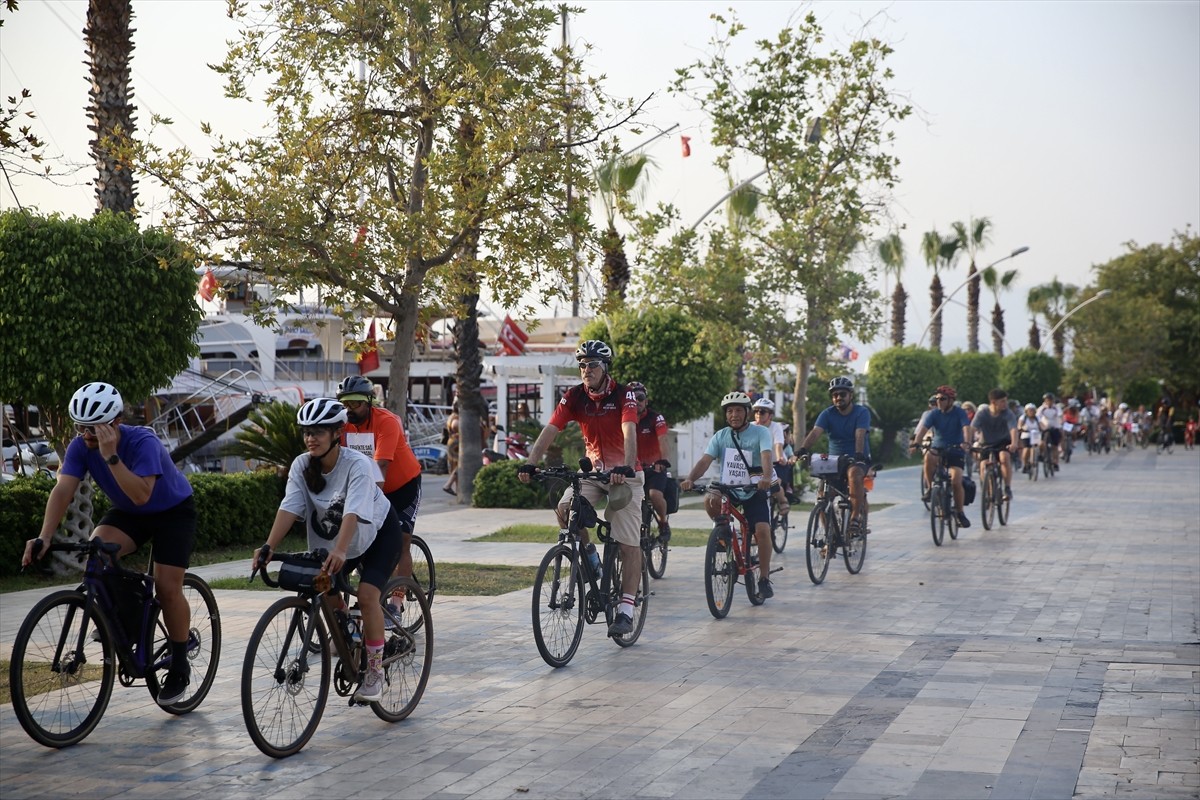 Muğla'nın Fethiye ilçesinde bisiklet kazalarına dikkati çekmek amacıyla "sessiz sürüş" etkinliği...